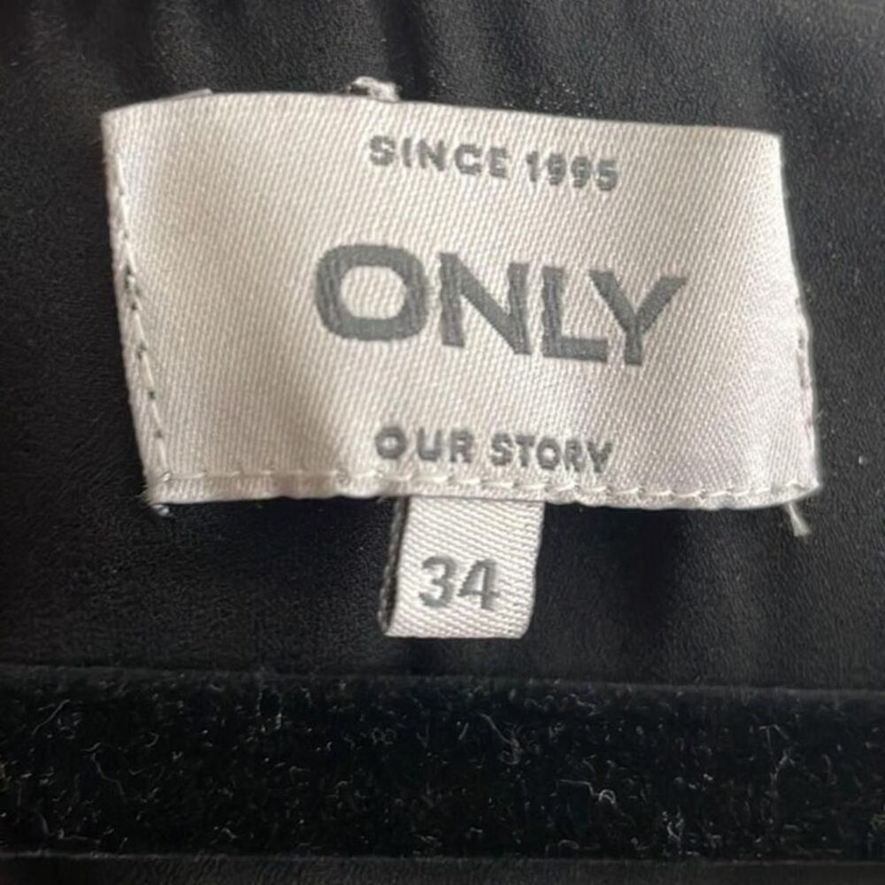 Layered black tank‎ top - Picture 3 of 4